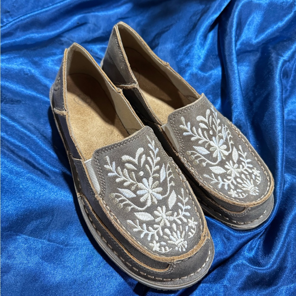 Ariat Gray and White Embroidered Sandals